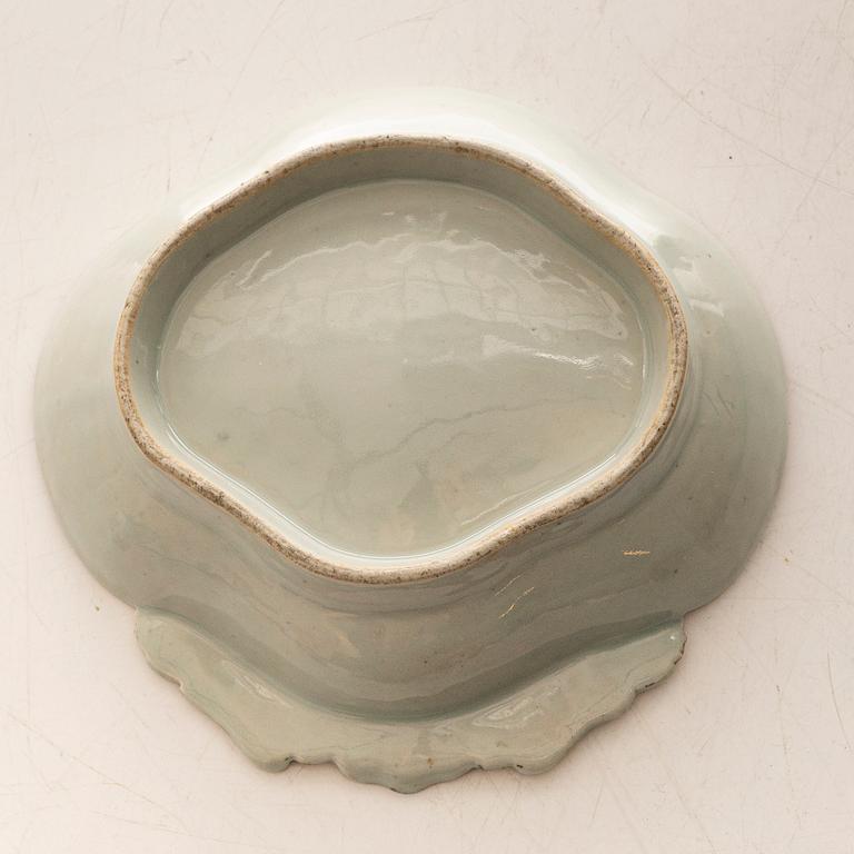 Fat samt smörterriner med fat, 2 st, porslin, Kina, Qianlong (1736-95).