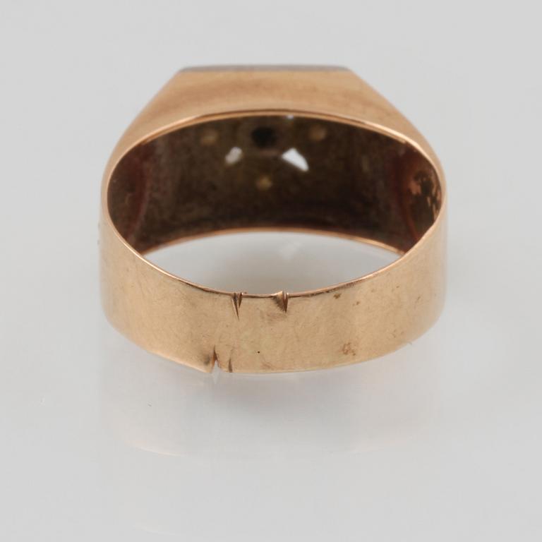 RING, 18K guld med 5 åttkantslipade diamanter, John Pettersson, Stockholm, 1963. Vikt 3,3 gram.