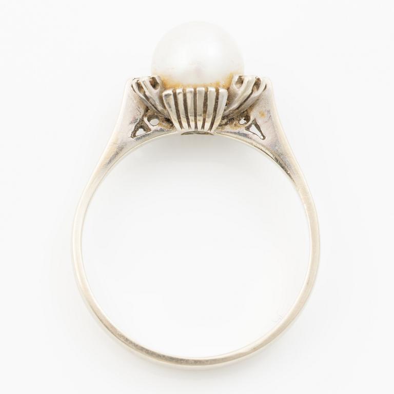 18K white gold ring with a cultured pearl and small diamonds.