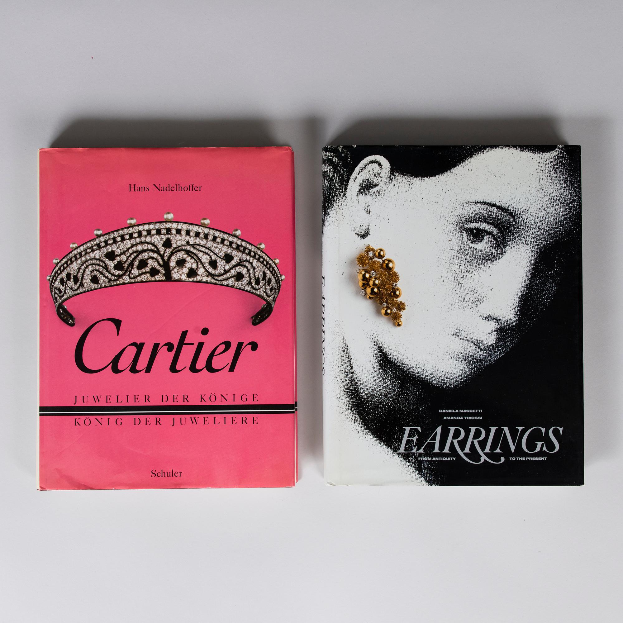 KIRJOJA, 2 kpl, Hans Nadelhofferin "Cartier" sekä Daniela Mascetti ja Amanda Triossin "Earrings".