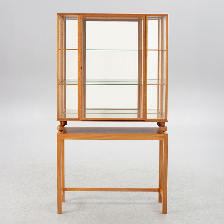Josef Frank, display cabinet, model 2077, Svenskt Tenn.