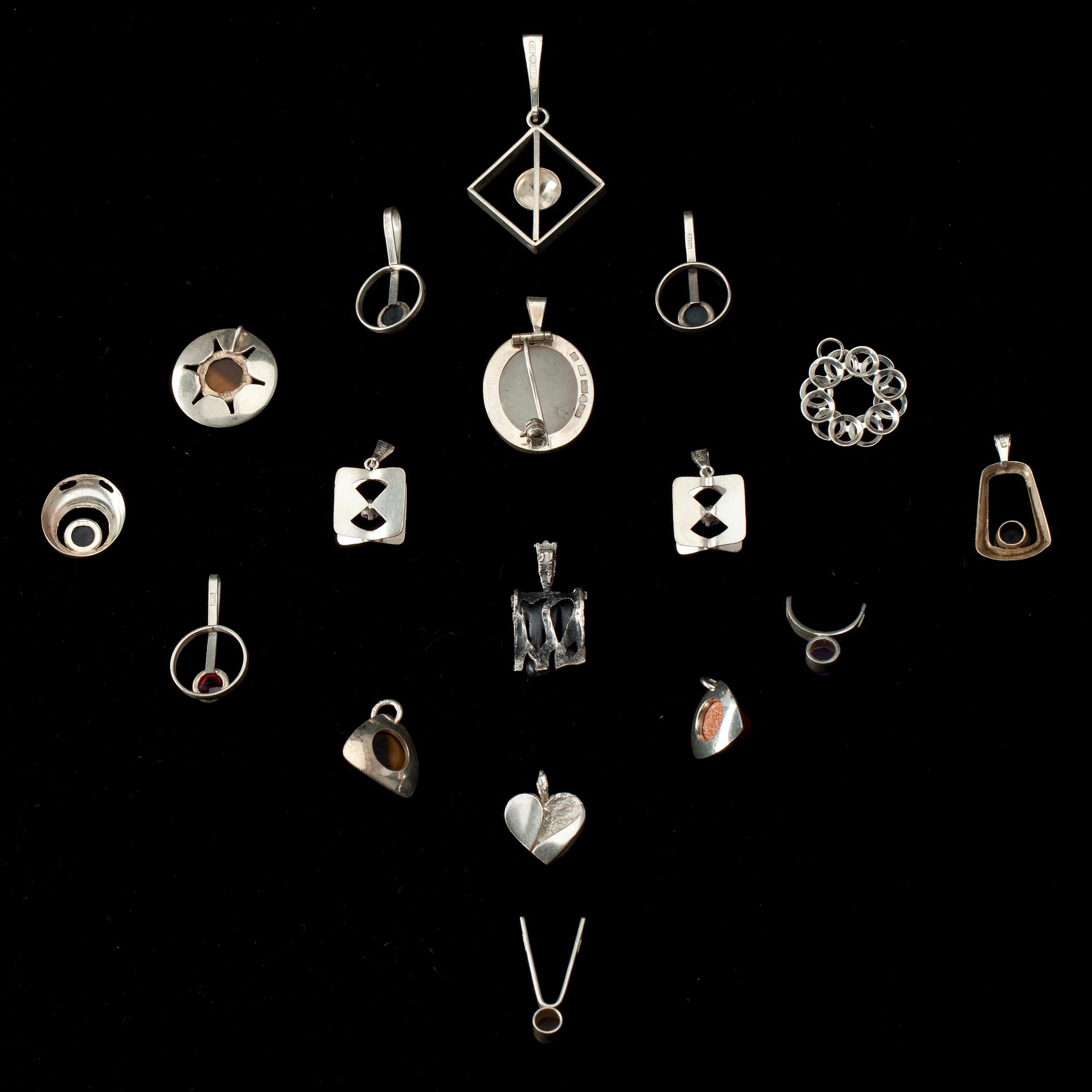 HÄNGEN, 17 st. silver med olika stenar, finska stämplar, 1900-talets senare hälft.