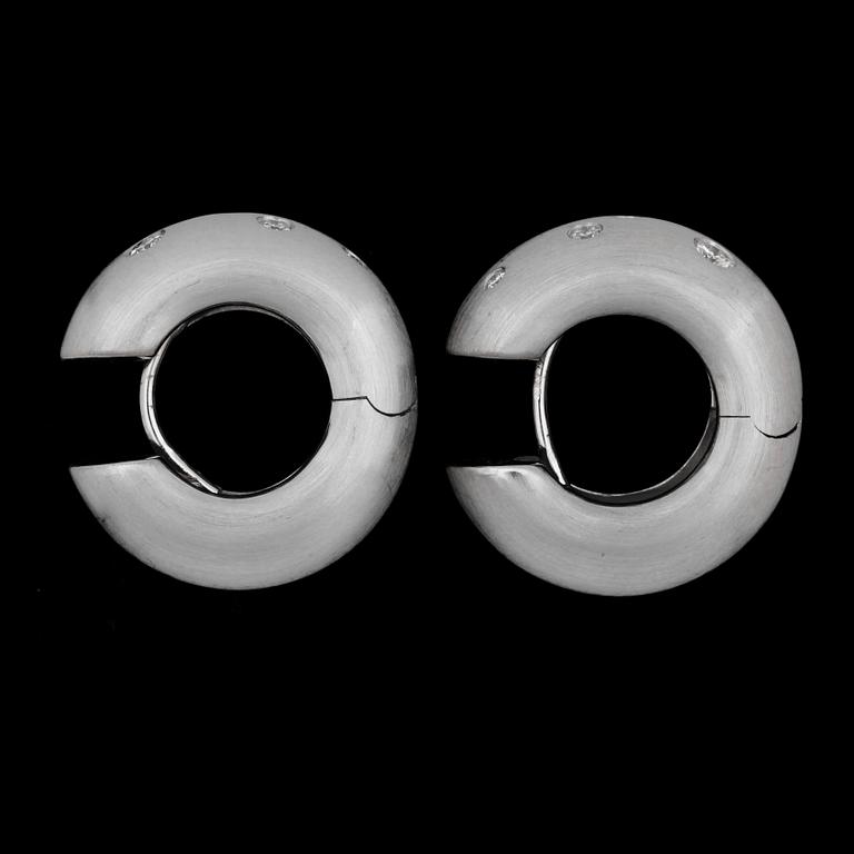 A pair of brilliant cut diamond earrings, tot. app. 0.50 cts.