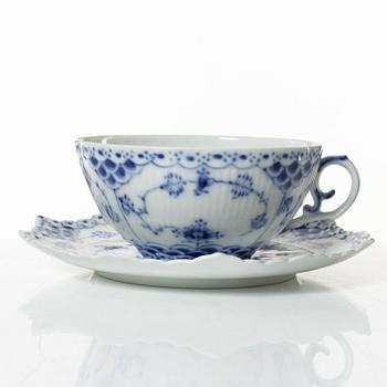 Te- och kaffeservis, 57 delar, porslin, "Musselmalet", Royal Copenhagen, Danmark.