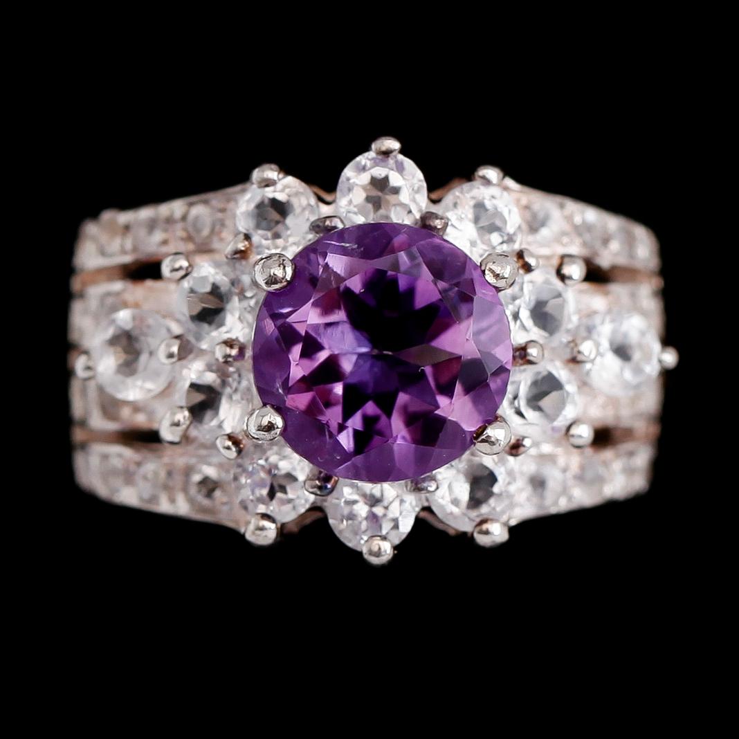 RING, sterlingsilver, ametist ca 3.50 ct, vita topaser tot ca 2.00 ct.