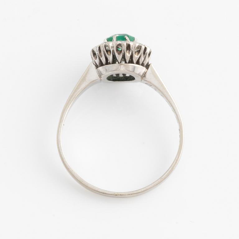 Ring, vitguld med smaragd och briljantslipade diamanter.