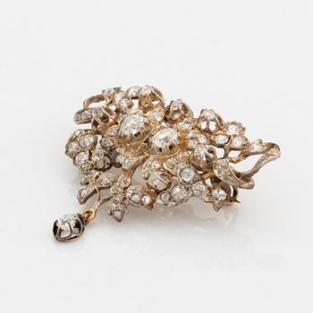 Brosch försilvrad med gammalslipade diamanter.