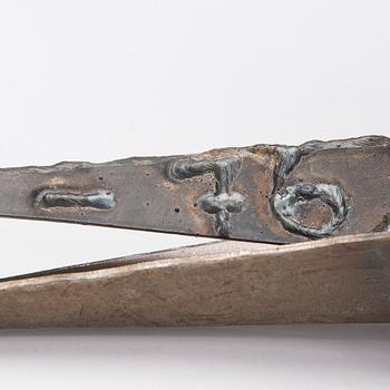 VEIKKO HAUKKAVAARA, skulptur, metall, signerad VH och daterad -76.