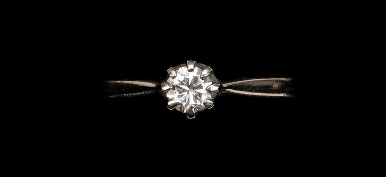 RINGAR, 2 st, 18k guld med briljantslipade diamanter, tot 0,16+0,13 ct enl gravyr. Ca 6 gr.
