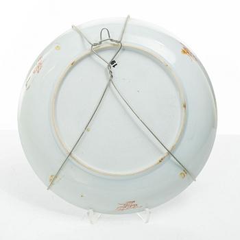 A set of three export porcelain plates and two dishes, Qing dynasty, Qianlong (1736-95).