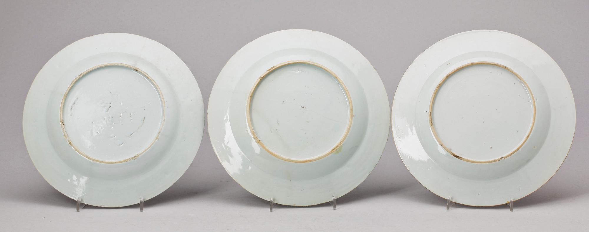 TALLRIKAR, tre stycken, kompaniporslin. Qing dynastin, Qianlong (1736-95).