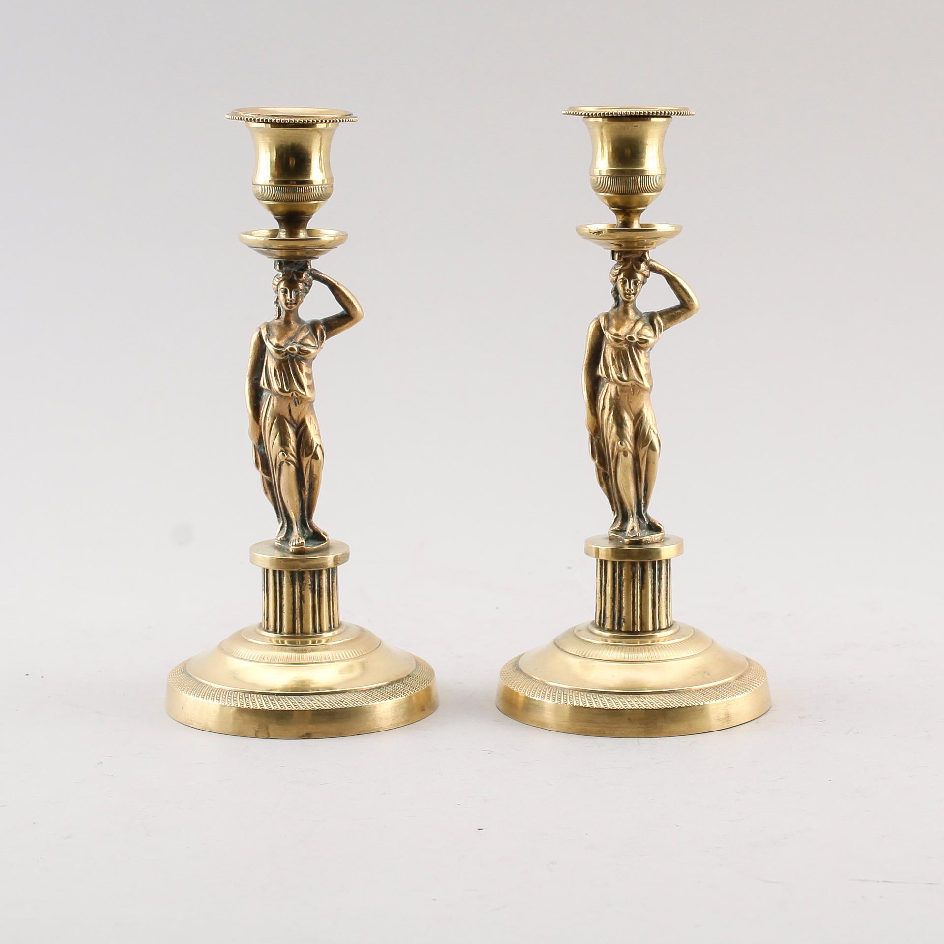 LJUSSTAKAR, 1 par, förgylld mässing, sengustavianska, omkring år 1800.