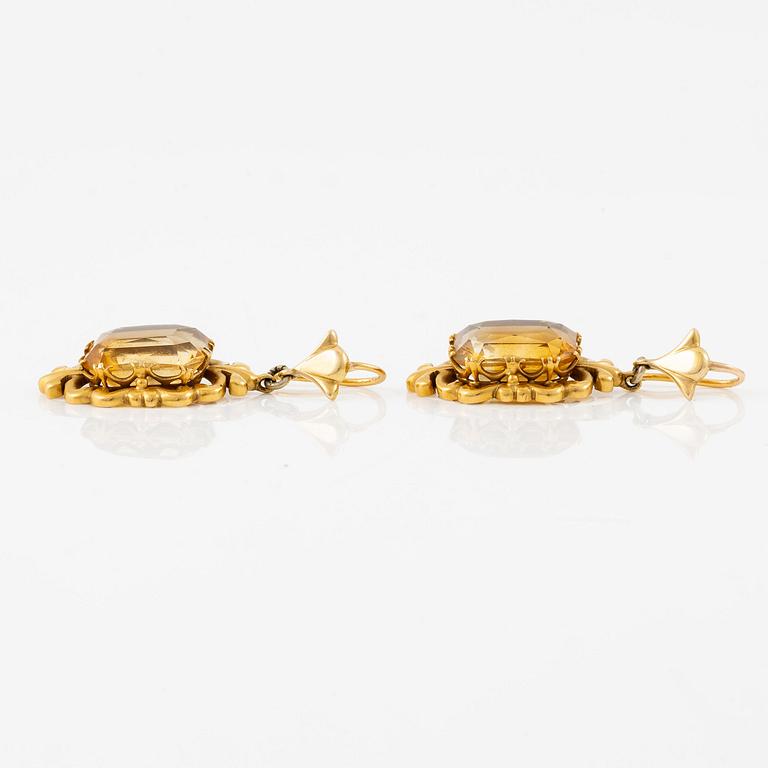 A necklace and a pair of earrings in 14K gold with faceted citrines.
