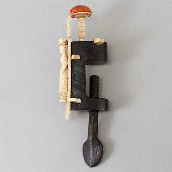 AN EARLY 19TH CENTURY BONE SEWING UTENSIL.