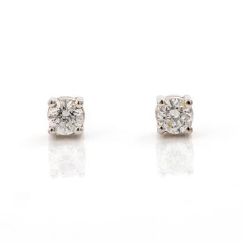 18K white gold earrings with brilliant-cut diamonds.