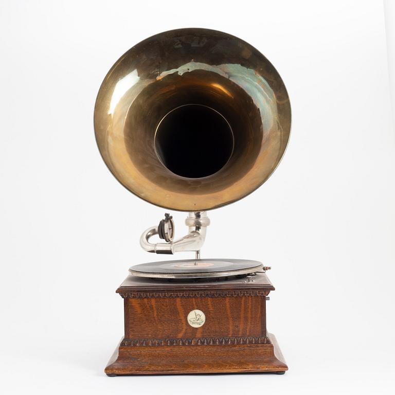 An Exhibition Gramophone & Typewriter LTD horn gramophone, United States, early 20th century.