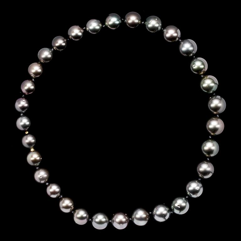 A cultured Tahiti pearl necklace, 14,5-12 mm.