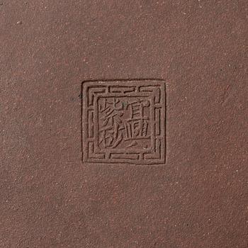 A hexagonal yixing teapot, late Qing dynasty / early 1900s.