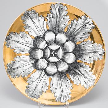 PIERO FORNASETTI, tallrik, porslin, "Rosoni", Milano, Italien.