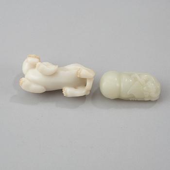 FIGURINER, två stycken, nefrit. Kina.