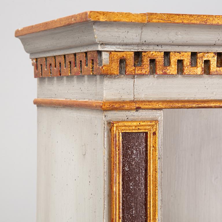 Bokhylla, gustaviansk stil, 1900-talets första hälft.