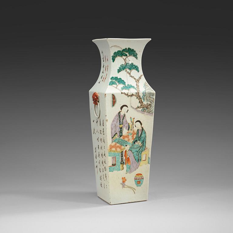 A famille rose vase, late Qing dynasty (1644-1912).