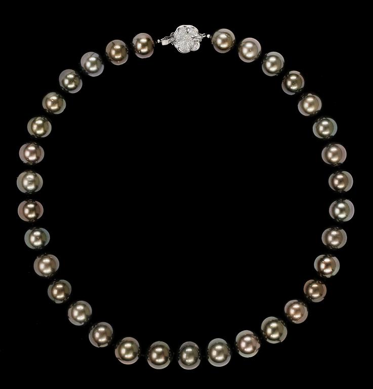 A cultured Tahiti pearl necklace, 11 mm.