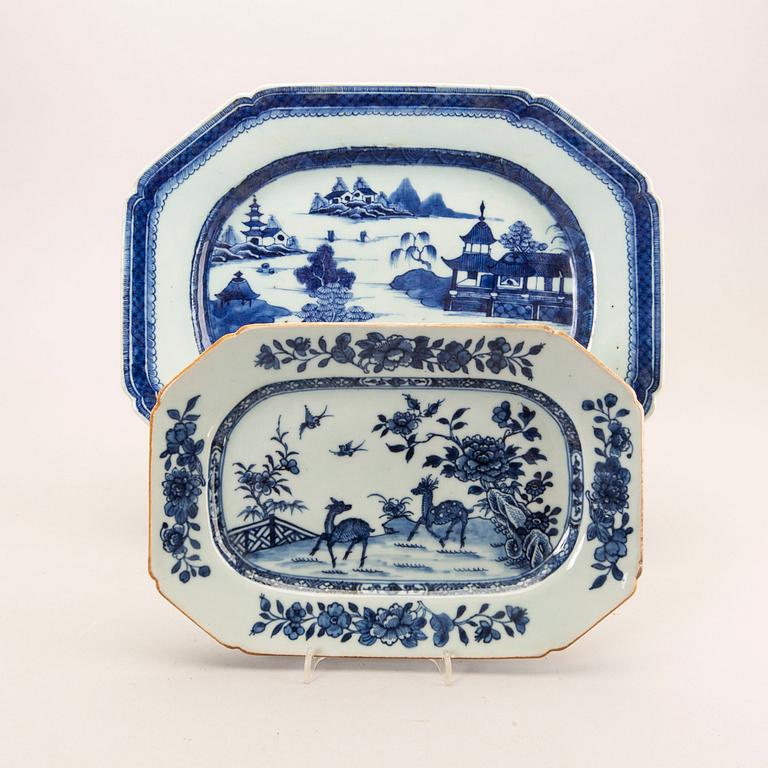 A set of two Chinese porcelain plates around 1800.