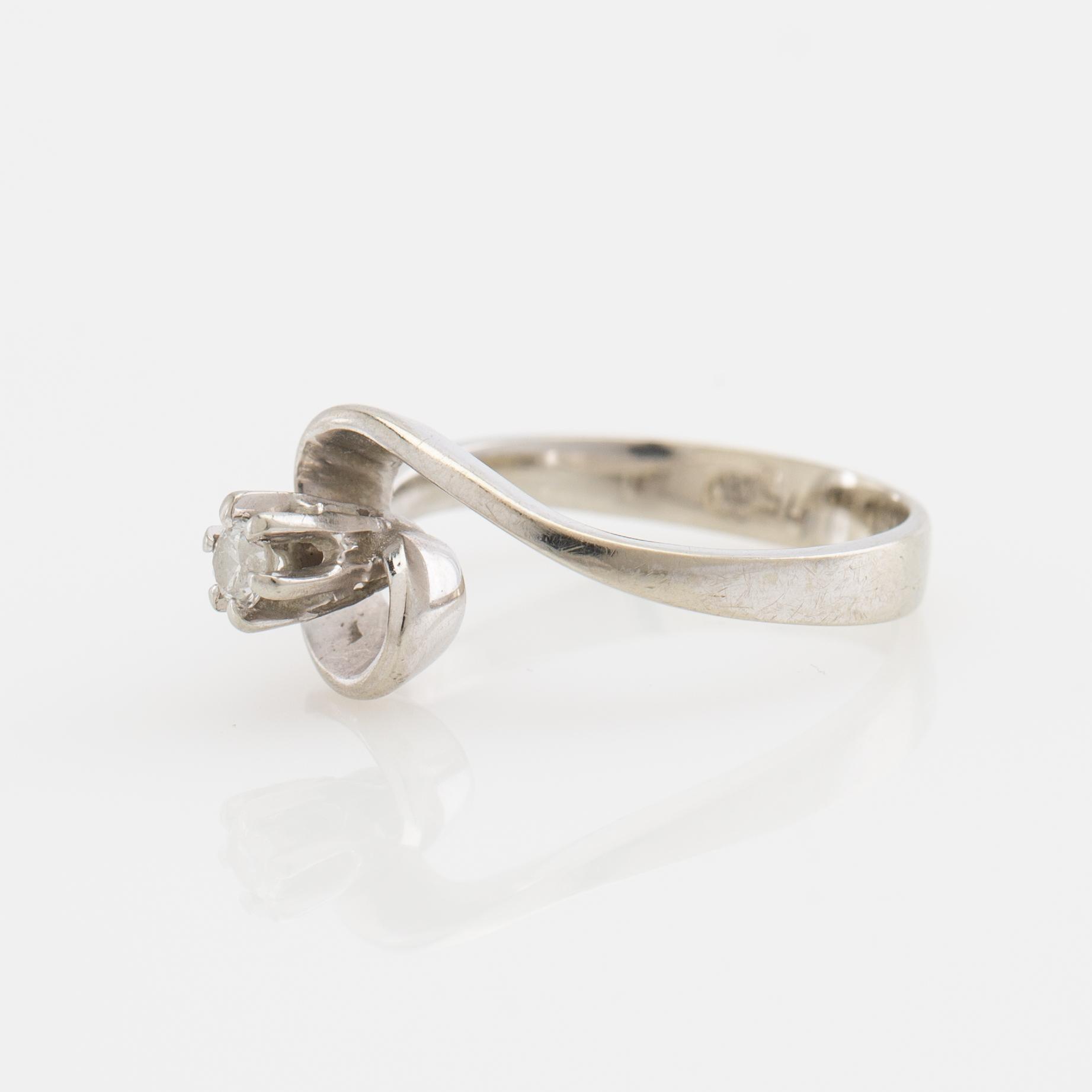 Ring, fantasimodell, 18K vitguld med diamant.