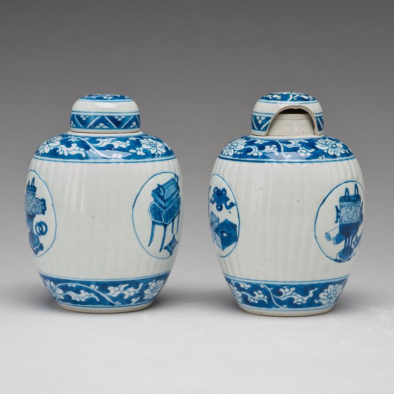 A pair of blue and white jars with covers, Qing dynasty, Kangxi (1662-1722).