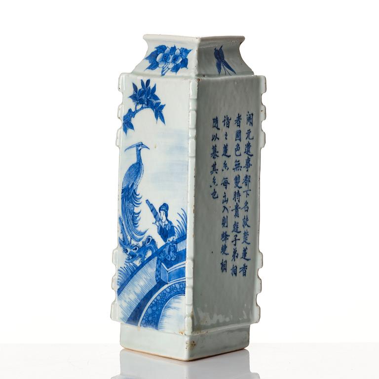 A blue and white vase, late Qing dynasty, circa 1900.