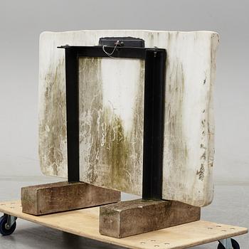 Marc Rizell, marmorskulptur på järnstativ, signerad.