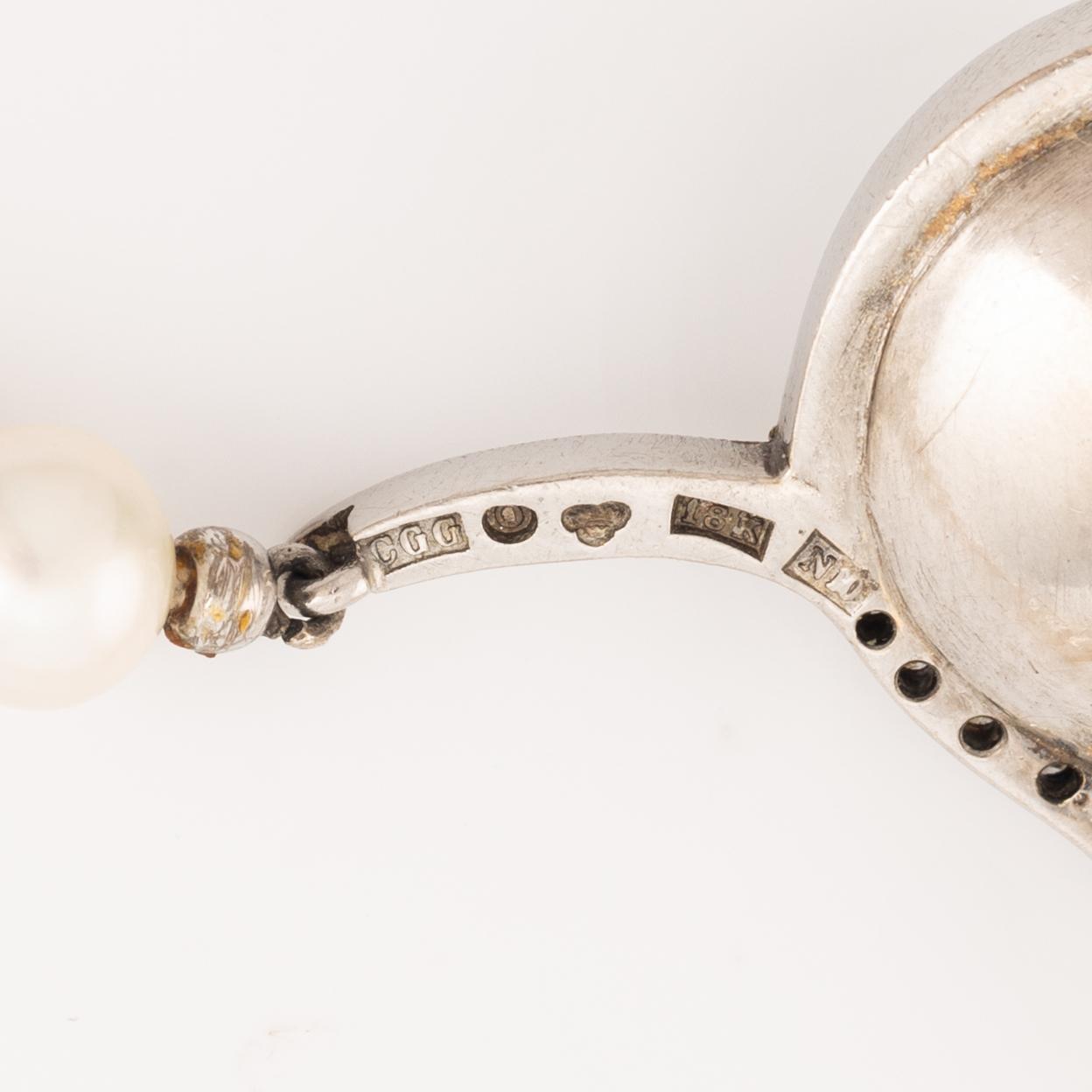 Cultured pearl necklace, clasp white gold with mabé pearl and brilliant cut diamonds, Alf Halldin,