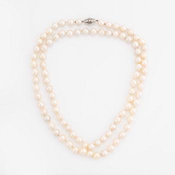 A cultured pearl necklace clasp in 18K white gold set with diamonds.