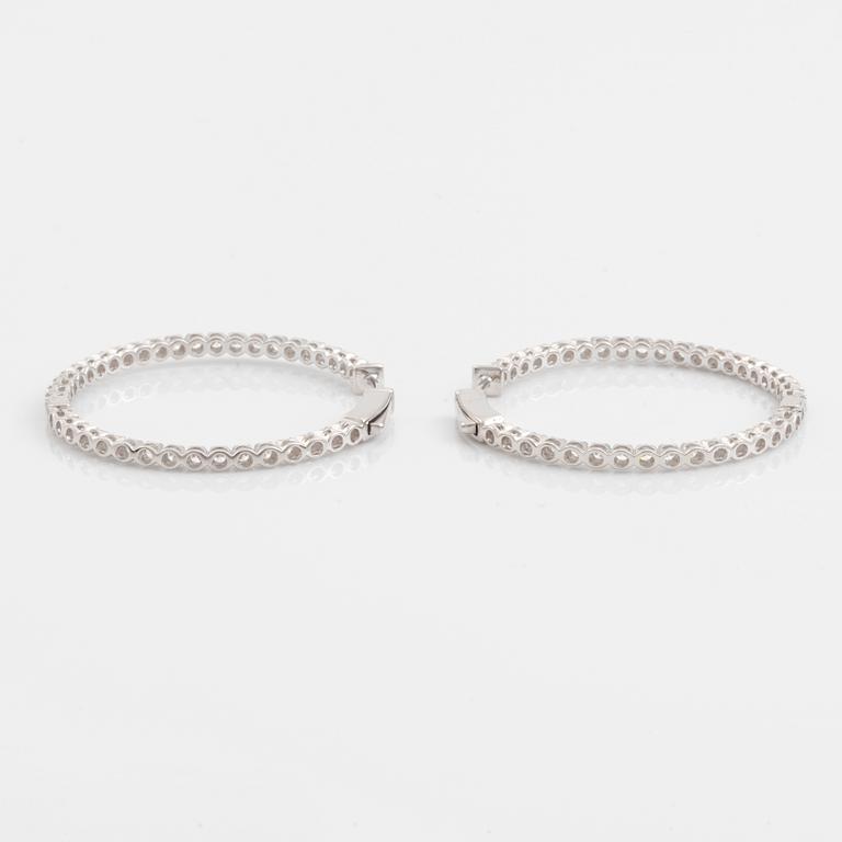 Örhängen kreoler med briljantslipade diamanter.