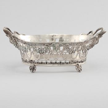 JARDINIERE, silver, Johann Siegmund Kurz & Co, Hanau, troligen omkring år 1900. Vikt 317 g.
