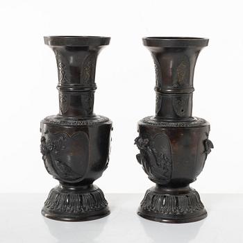 Vaser, ett par, brons, Japan, Meiji (1868-1912).