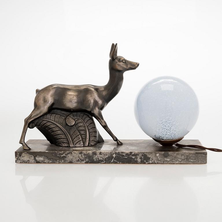 Bordslampa, med dekor av hjort, 1900-talets första hälft.