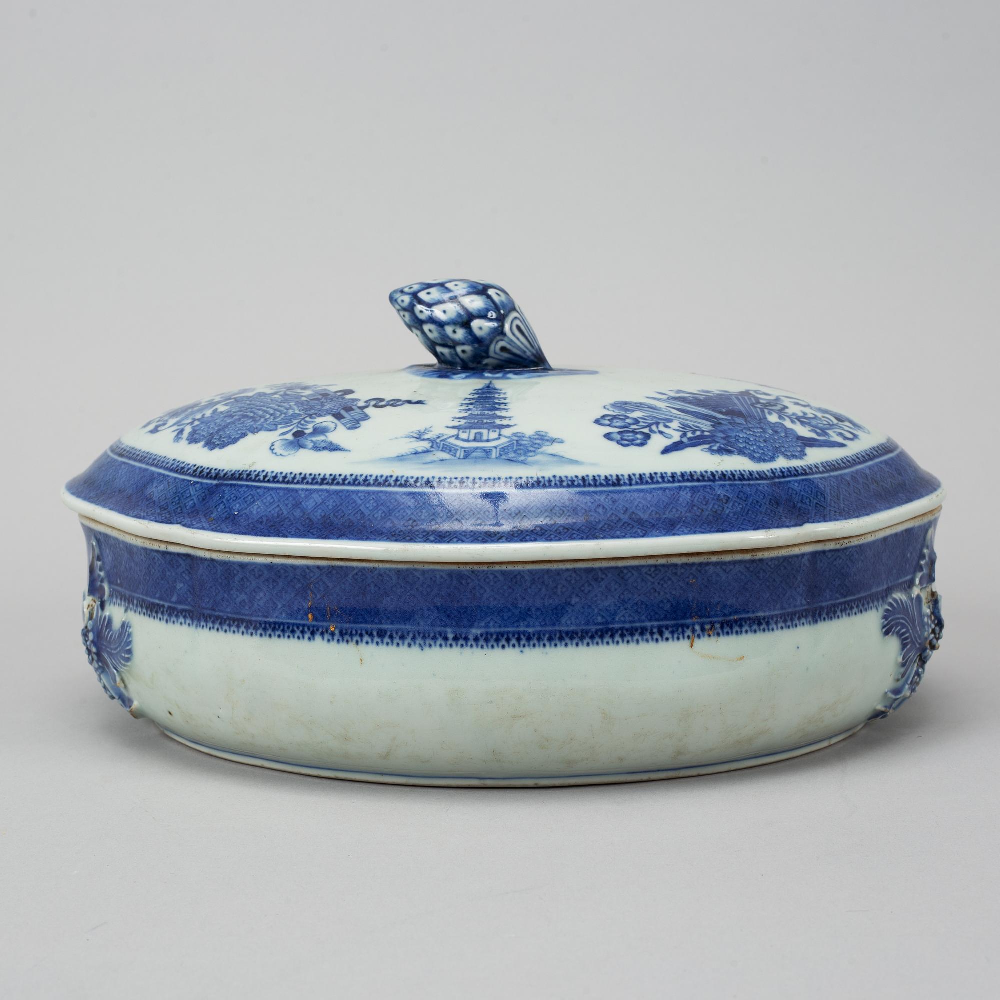 A blue and white tureen with cover, Qing dynasty, Qianlong (1736-95).