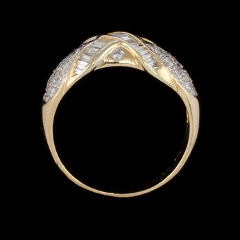 RING, 18k guld med briljantslipade och baguettslipade diamanter, totalt ca 1.00 ct, utländska stämplar. Vikt 6 g.