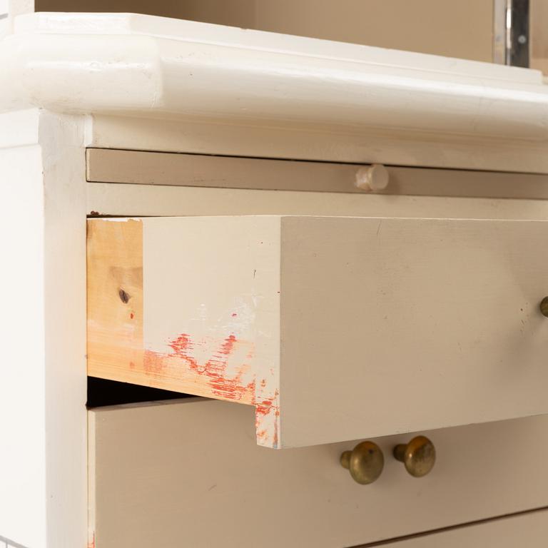 Kakelugnsskåp, omkring 2000.