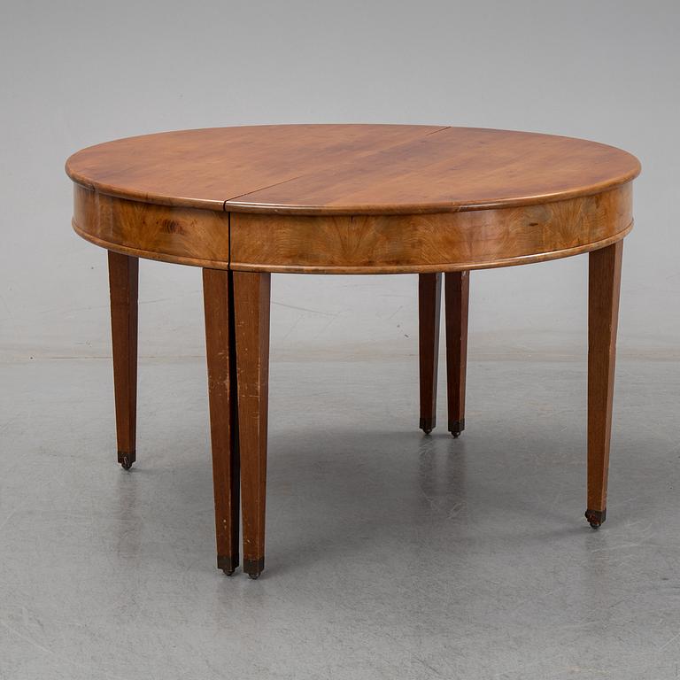 A english style dining table from the first half of the 20th century.