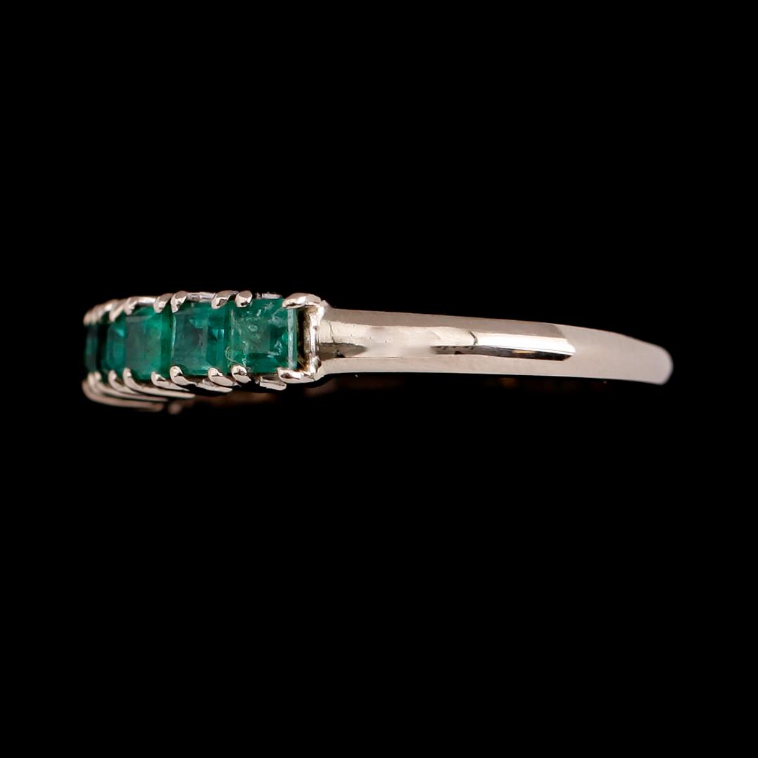 RING, 18 k vitguld, gröna stenar, svenska stämplar 1983, total vikt ca 3 g.