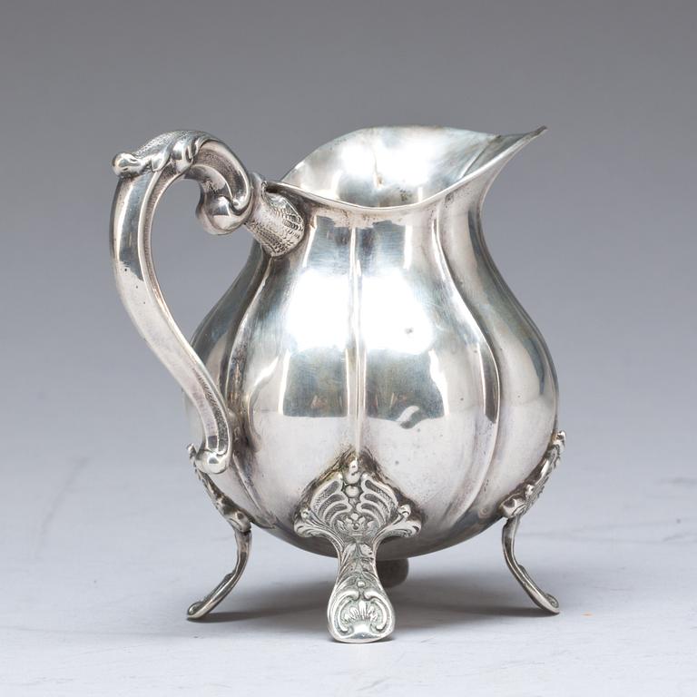 GRÄDDKANNA, silver. Rokokostil, svenska importstämplar. Ca 180g.