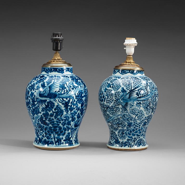 URNOR, två stycken, porslin. Qing dynastin, 17/1800-tal.