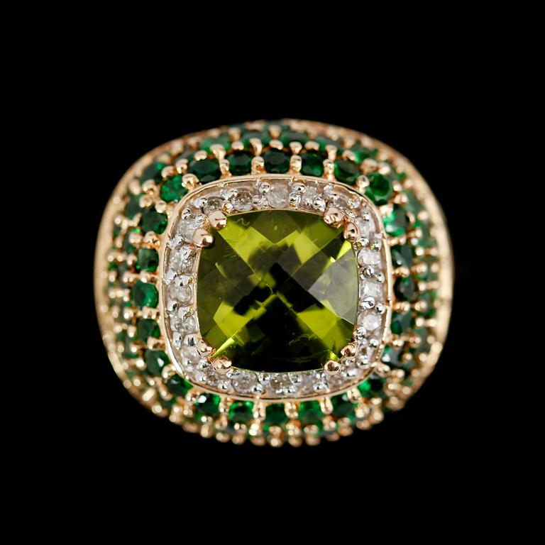 RING, 14 k guld, grön peridot ca 3.0 ct, diamanter tot ca 0.25 ct, gröna stenar, 4.0 ct. Total vikt ca 14 g.