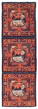 964. Gallerimatta, antik, Kina, omkring år 1900, ca 203x68 cm.