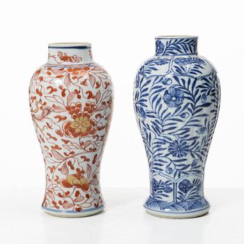 Vaser, tre stycken, porslin. Qingdynastin, 1700-tal.