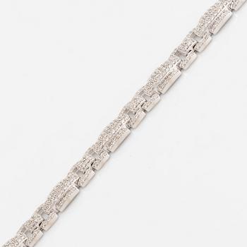 An 18K white gold bracelet set with round brilliant-cut diamonds.