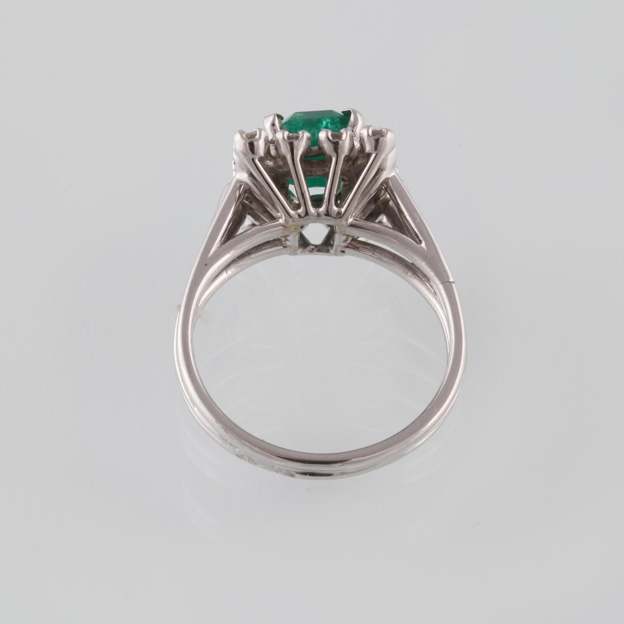 RING, 18K vitguld med smaragdslipad smaragd ca 1.30 ct och briljantslipade diamanter ca 0.50 ct. Vikt 5,5 gram.